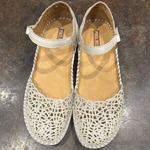 Pikolinos Cream Flats with Intricate Design
